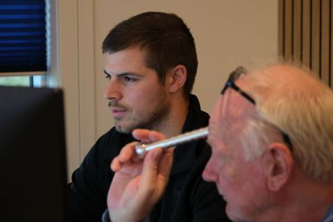 To SMT-kolleger i samtale om en moniteringsopgave