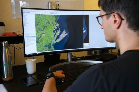 SMT-medarbejder ved skærmen med et moniteringsområde